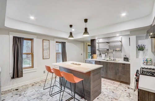 Lower East Side Apartment | Spacious 3 bedroom Farmhouse. Walkable to Brady St!