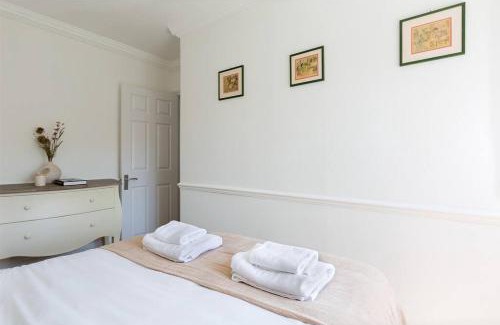 West Kensington Apartment | Spacious 3 bedroom flat with terrace