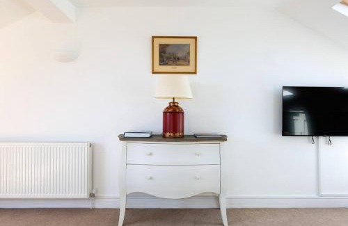 West Kensington Apartment | Spacious 3 bedroom flat with terrace