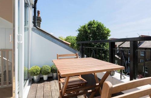 West Kensington Apartment | Spacious 3 bedroom flat with terrace