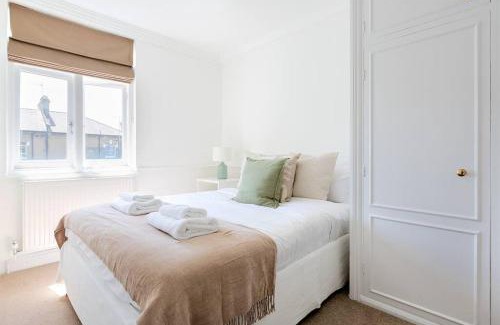 West Kensington Apartment | Spacious 3 bedroom flat with terrace