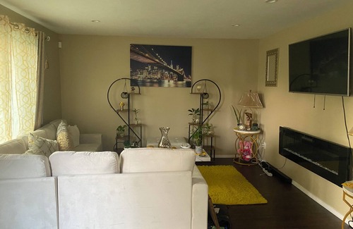 Colerain Township House | Spacious 3 bedroom house with WiFi, shopping and restaurants in cool Cincinnati