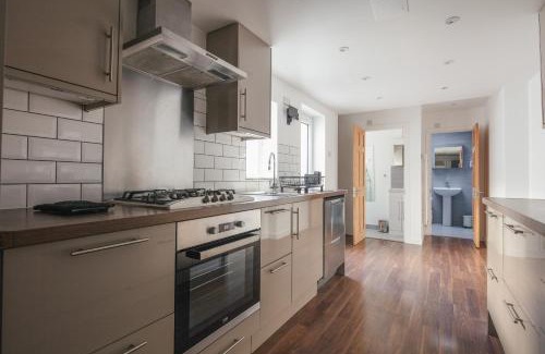 Woolwich Apartment | Spacious 3 Bedroom Home with PS5 and Pool Table Near O2 Arena Canary Wharf and Elizabeth Line to Central London