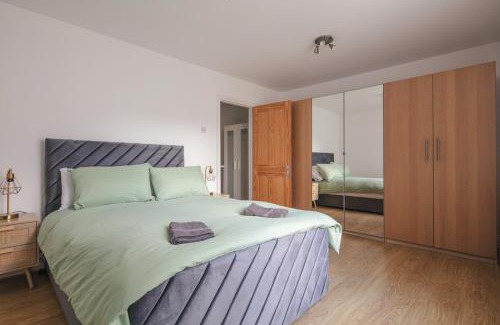 Woolwich Apartment | Spacious 3 Bedroom Home with PS5 and Pool Table Near O2 Arena Canary Wharf and Elizabeth Line to Central London