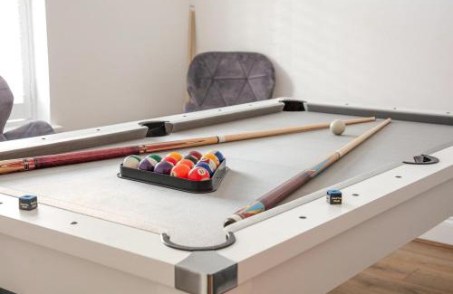 Woolwich Apartment | Spacious 3 Bedroom Home with PS5 and Pool Table Near O2 Arena Canary Wharf and Elizabeth Line to Central London