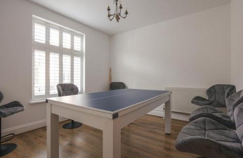 Woolwich Apartment | Spacious 3 Bedroom Home with PS5 and Pool Table Near O2 Arena Canary Wharf and Elizabeth Line to Central London
