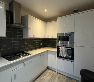 Custom House House | Spacious 3 bedroom Home, with private driveway 5 minutes from Excel Centre & Custom House