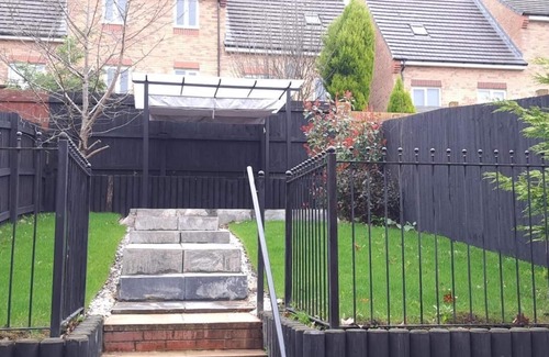 Manchester House | Spacious 3-bedroom house -WIFI & private parking for 2 cars in charming Salford
