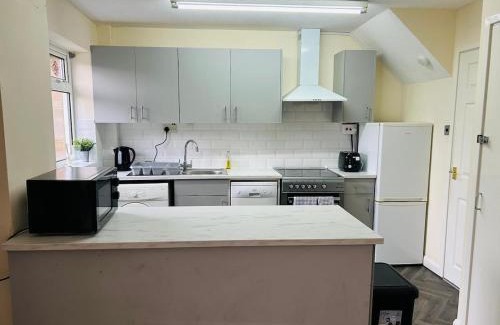 Tea Green Apartment | Spacious 3 Bedroom house with free on-street parking, Close to Airport and Town Centre