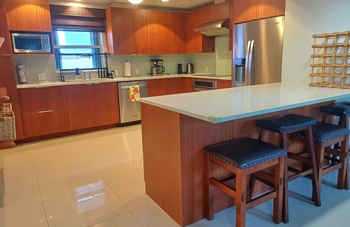 South Sound Apartment | Spacious 3-bedroom Oceanfront apartmen in charming George Town South Sound
