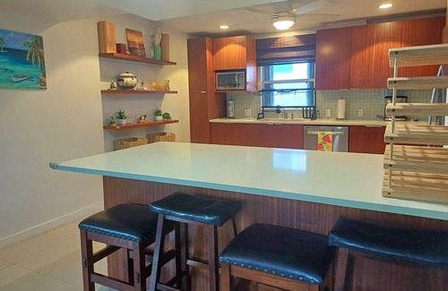 South Sound Apartment | Spacious 3-bedroom Oceanfront apartmen in charming George Town South Sound