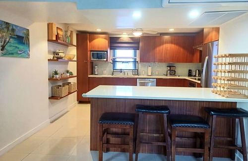 South Sound Apartment | Spacious 3-bedroom Oceanfront apartmen in charming George Town South Sound