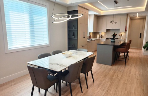 Fraserview House | Spacious 3-Bedroom Luxury Home with A/C, Patio, and Parking – Vancouver