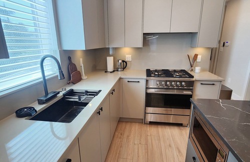 Fraserview House | Spacious 3-Bedroom Luxury Home with A/C, Patio, and Parking – Vancouver