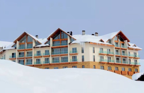 Kazbegi Apartment | Spacious 3-bedroom Loft in New Gudauri with Panoramic Views, Ski in Ski out