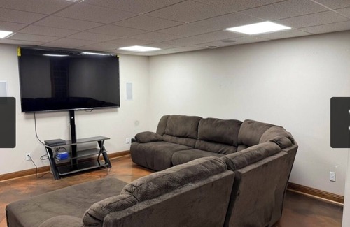 Duquesne House | Spacious 3-Bedroom Retreat with AC, Sound System & Smart TVs in Every Room