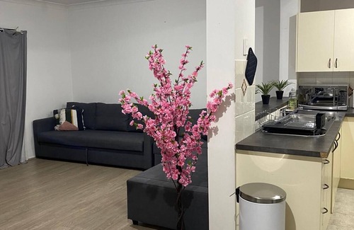 Liverpool House | Spacious 3 bedroom townhouse with AC and lock up garage