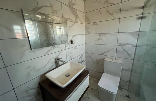 Accra House | Spacious 3-bedroom with AC and WiFi in Accra-Teshie-Tebibiano