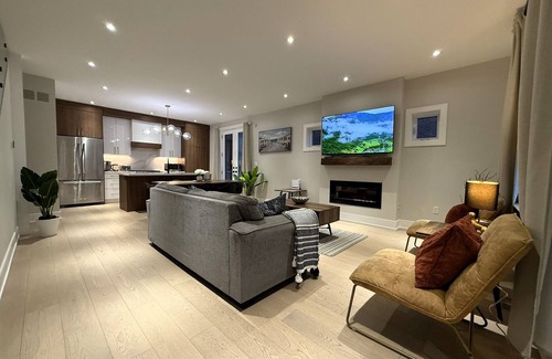 Beaconsfield Village House | Spacious 3 Bedrooms 3 Baths House Downtown+Parkingn
