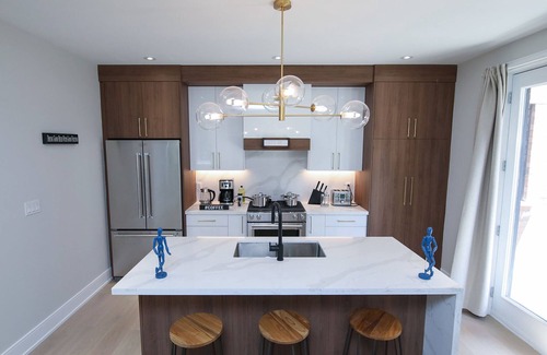 Beaconsfield Village House | Spacious 3 Bedrooms 3 Baths House Downtown+Parkingn