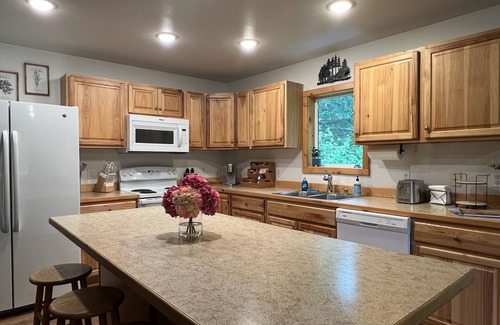 Bear Creek Apartment | Spacious 3‑BR Apartment in Seward - Harbor & Glacier Access