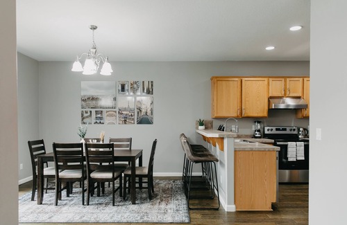 Wood Village House | Spacious 3 BR House w/hot tub in SE Portland, Sleeps 8, near popular attractions