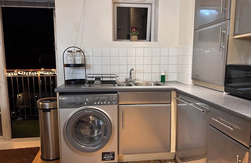 Havering Apartment | Spacious 3 Double Bed Apartment in heart of Romford, 5 mins from Elizabeth Line