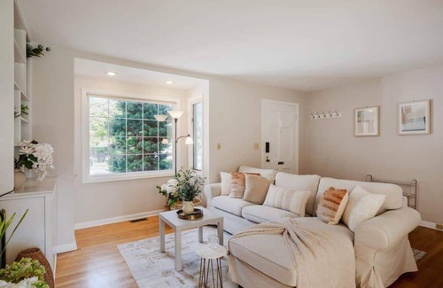 Wedgwood House | Spacious 3B2B Retreat | Near UW & U Village