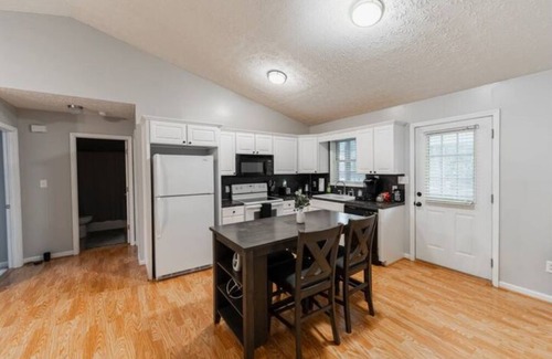 Danville House | Spacious 3bd/2ba near Casino