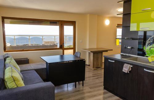Saints Constantine and Helena Apartment | Spacious 3BD Flat with Large Terrace & Sea View by Flat Mаnager