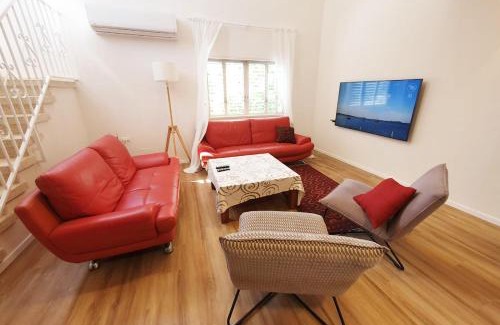 Ra'ananna Apartment | Spacious 3BD Penthouse with Rooftop & Parking