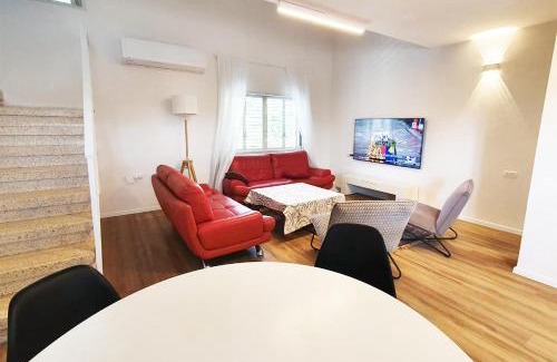 Ra'ananna Apartment | Spacious 3BD Penthouse with Rooftop & Parking
