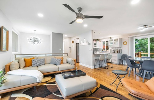 White Center House | Spacious 3BD Retreat + Pet Friendly, Large Yard