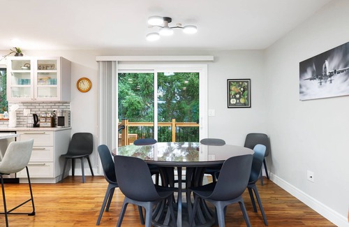 White Center House | Spacious 3BD Retreat + Pet Friendly, Large Yard