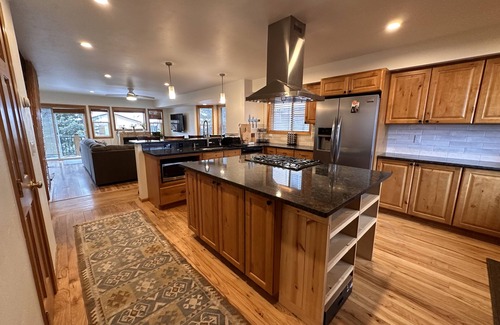 Edwards House | Spacious 3Bed 2.5Bath and within 15min to world class skiing.