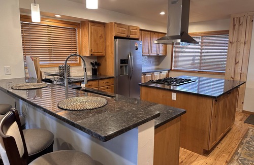 Edwards House | Spacious 3Bed 2.5Bath and within 15min to world class skiing.