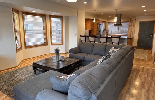 Edwards House | Spacious 3Bed 2.5Bath and within 15min to world class skiing.
