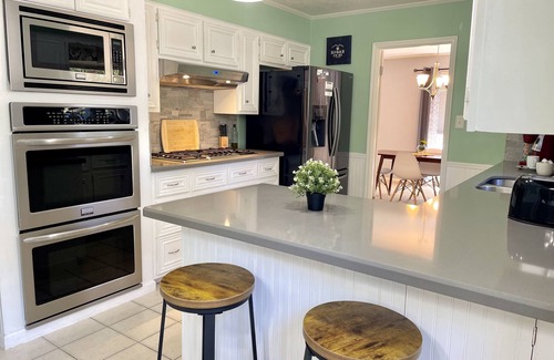 Beaumont House | Spacious 3bed 2 bath with 3 King Beds. Pool/Game room. Centrally located
