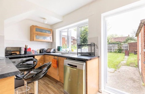 London Borough of Hounslow House | Spacious 3bhk Near Heathrow
