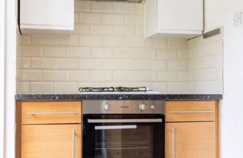 London Borough of Hounslow House | Spacious 3bhk Near Heathrow