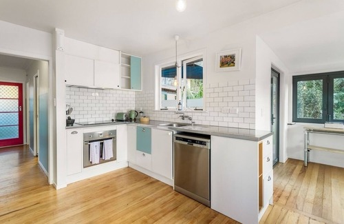 Avondale House | Spacious 3BR | 2 BA | Car Park