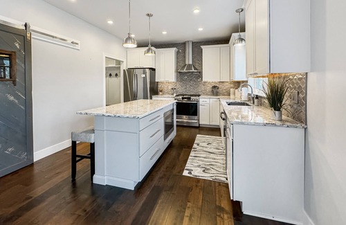 Madison House | Spacious 3BR | 2 Living Rooms | UW Area