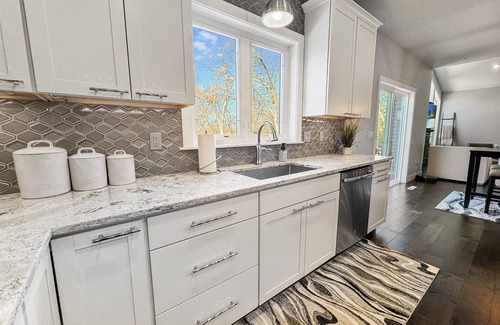 Madison House | Spacious 3BR | 2 Living Rooms | UW Area
