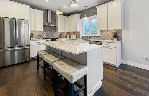 Madison House | Spacious 3BR | 2 Living Rooms | UW Area
