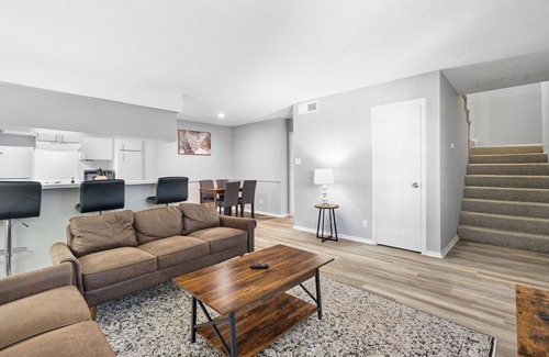 North University Apartment | Spacious 3BR/2BA next to UT 6838