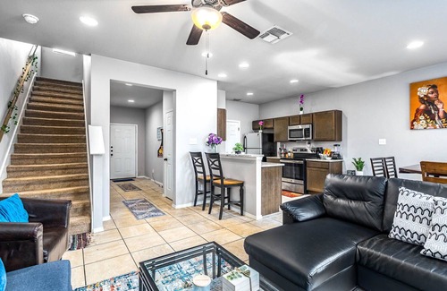 Castle Hills House | Spacious 3BR 3BA Home w12 Arcade Games &HotTub.5mins to Airport & Private Garage