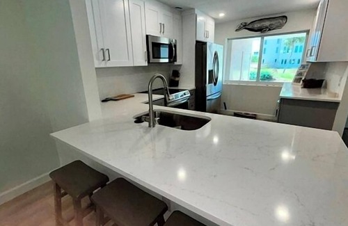 Sanibel Condo | Spacious 3BR + Den Sanibel Retreat | Walk to Beach & Lighthouse