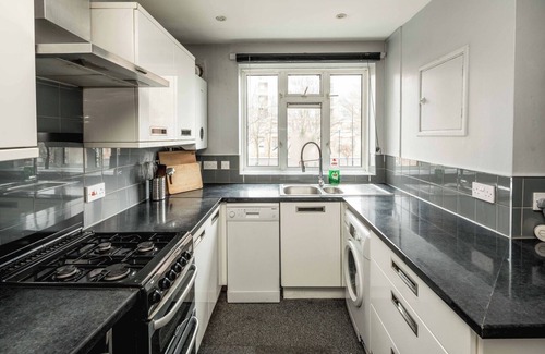 Tottenham Hale Apartment | Spacious 3BR Flat with Balcony Near Tottenham Hale