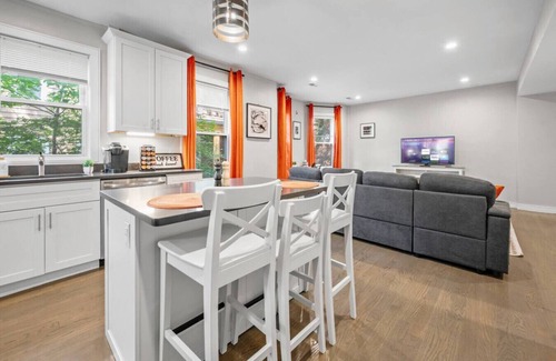 Highland Park Apartment | Spacious 3BR for 10 | Prime Boston Location