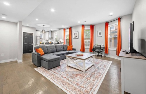 Highland Park Apartment | Spacious 3BR for 10 | Prime Boston Location
